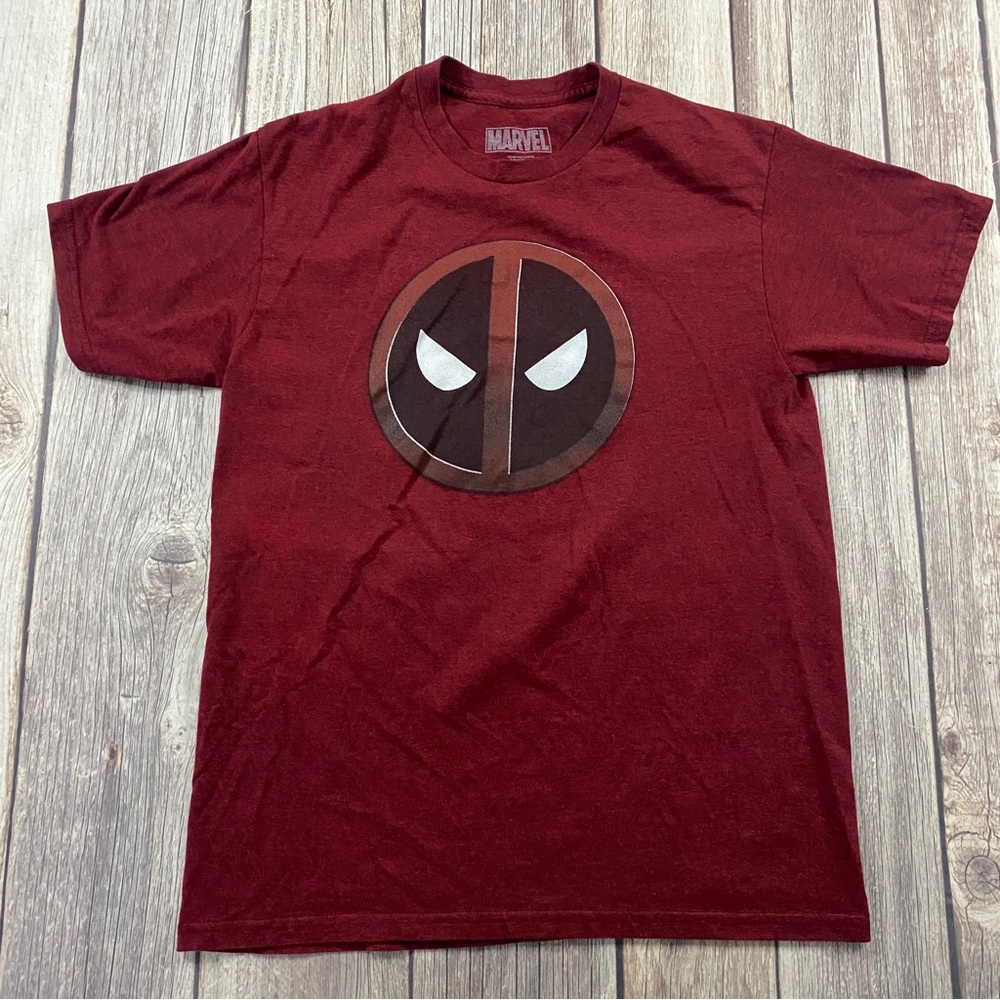 Deadpool Marvel Men's Size Medium Red Short Sleeve T Shirt Face Mask.